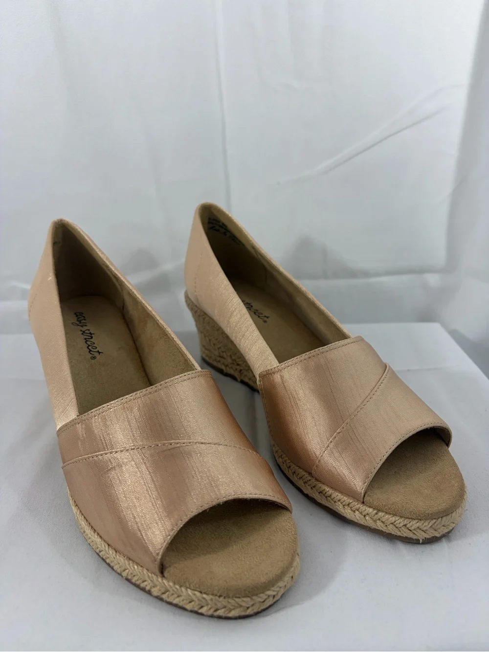NWT Easy Street Women’s Size 8 Gold Open-Toe Wedge Espadrille